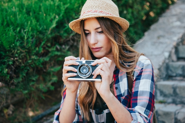 Bezpłatne zdjęcie podróżnik z aparatem fotograficznym w parku