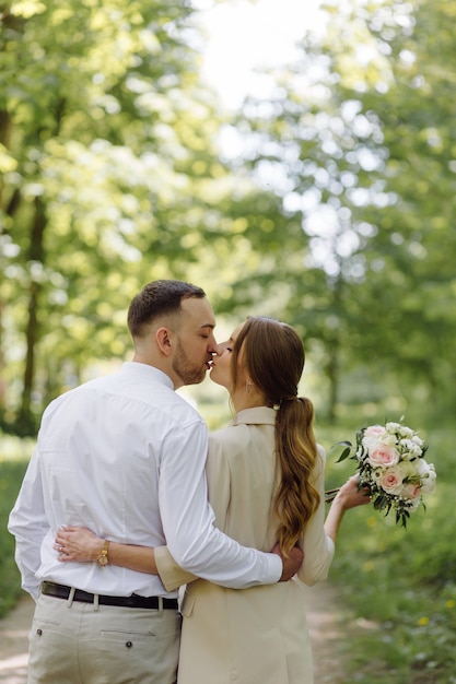 Bezpłatne zdjęcie portret atrakcyjnej młodej pary zakochanej w plenerze