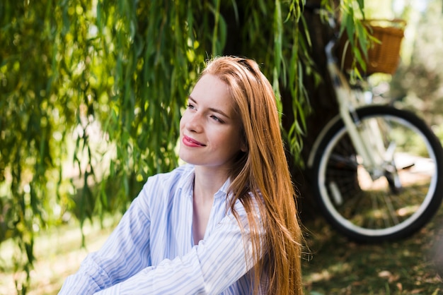 Bezpłatny plik Zdjęcie portret kobiety z defocused rowerem