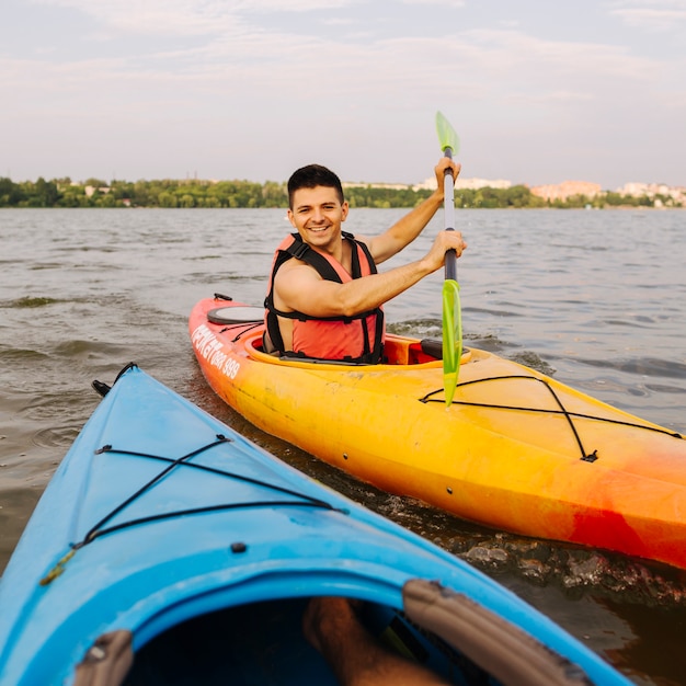 Bezpłatne zdjęcie portret męski kajakarz kayaking