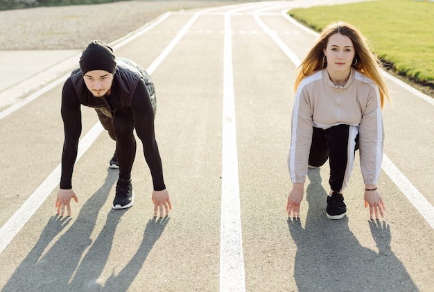 Przyjaciele fitness razem trenują na świeżym powietrzu żyjąc aktywnie, zdrowo