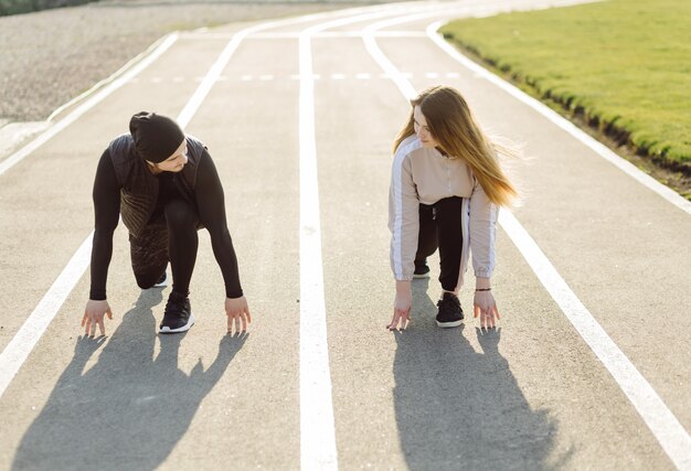 Przyjaciele fitness razem trenują na świeżym powietrzu żyjąc aktywnie, zdrowo