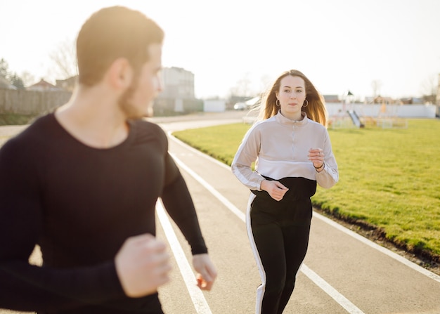 Przyjaciele fitness razem trenują na świeżym powietrzu żyjąc aktywnie, zdrowo