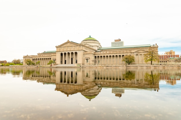 Bezpłatny plik Zdjęcie refleksja muzeum nauki i przemysłu nad wodą zrobioną w chicago, usa