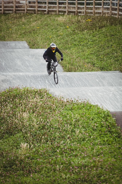 Bezpłatne zdjęcie rowerzysta na rowerze bmx