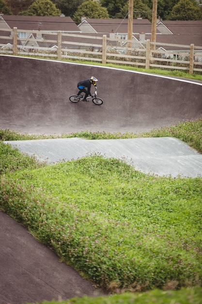 Bezpłatne zdjęcie rowerzysta na rowerze bmx