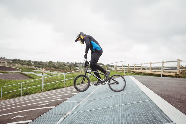 Rowerzysta przygotowuje się do wyścigów BMX na początkowej rampie