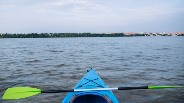 Bezpłatne zdjęcie sport kajak na skalistym brzegu jeziora