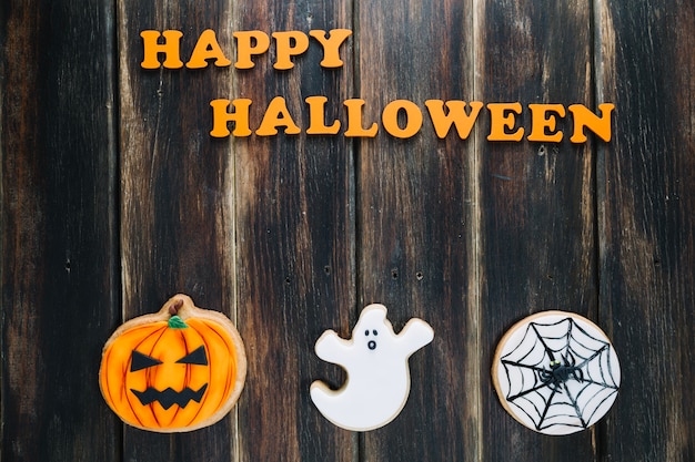 Bezpłatne zdjęcie trzy cookie halloween i podpis happy halloween