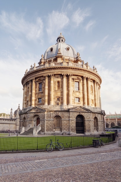 Bezpłatny plik Zdjęcie vertical strzał radcliffe kamera przy oxford, anglia