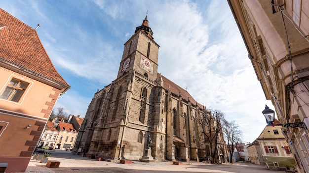 Bezpłatne zdjęcie widok na czarny kościół w brasov w rumunii