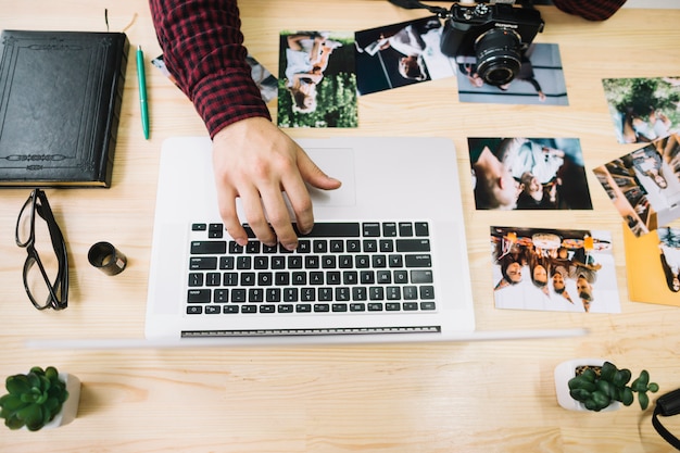 Bezpłatne zdjęcie widok z góry fotograf za pomocą laptopa