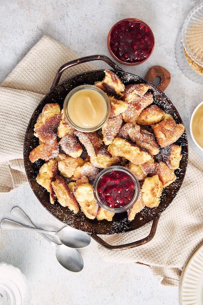 Bezpłatne zdjęcie widok z góry na kaiserschmarrn z podartymi naleśnikami, dżemem żurawinowym i puree jabłkowym na stole