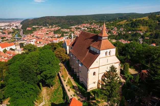 Bezpłatne zdjęcie widok z lotu ptaka na historyczne centrum sighisoara w rumunii