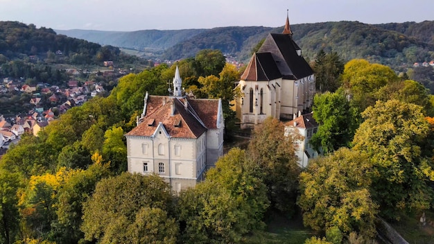 Bezpłatne zdjęcie widok z lotu ptaka na zabytkowe centrum sighisoara rumunia kościół na wzgórzu