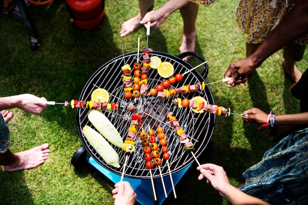 Bezpłatne zdjęcie widok z lotu ptaka różnorodna grupa przyjaciele piec na grillu grilla outdoors