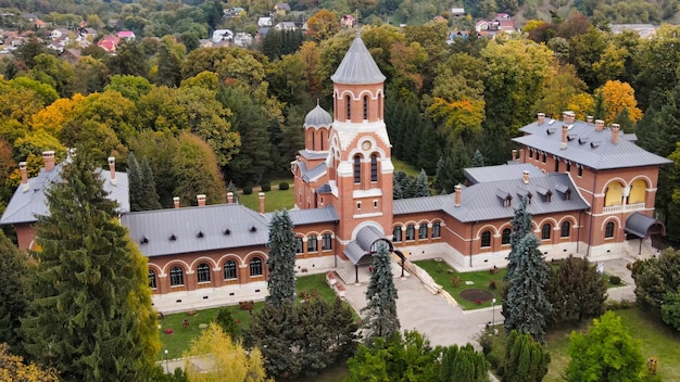 Bezpłatne zdjęcie widok z lotu ptaka z drona kościoła episkopalnego w curtea de arges, rumunia