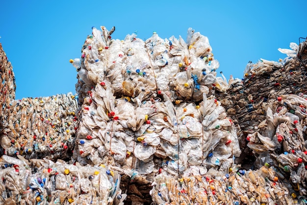 Bezpłatne zdjęcie wiele kostek skompresowanych plastikowych śmieci w pobliżu fabryki recyklingu odpadów na świeżym powietrzu