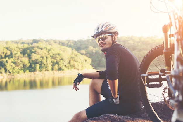 Bezpłatne zdjęcie wolność mężczyzna rower górski słońca sportowiec