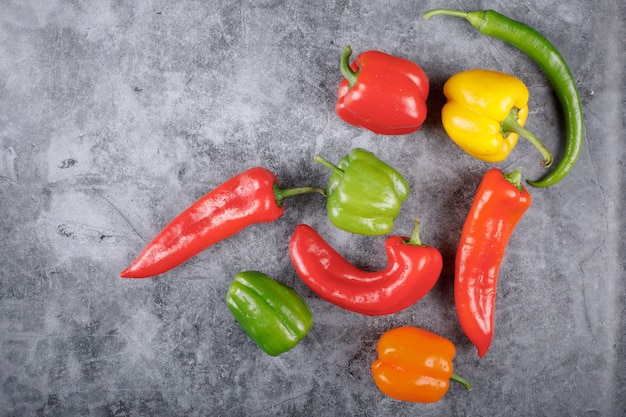 Wybór słodkiej papryki i chilli na niebieskim kamieniu. Widok z góry.