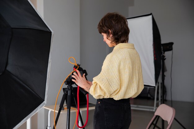 Wyspecjalizowany fotograf o średnim ujęciu robiący zdjęcia