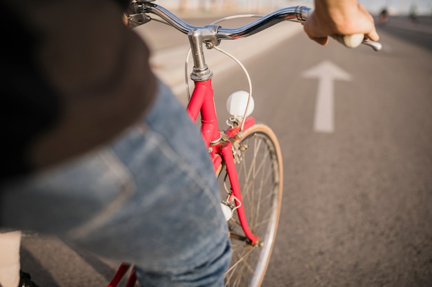 Bezpłatne zdjęcie zakończenie cyklisty jeździecki bicykl