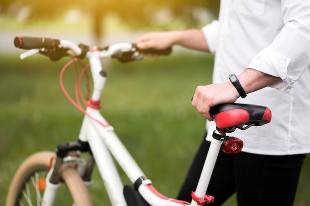 Bezpłatne zdjęcie zakończenie męski przygotowywający jechać bicykl outdoors