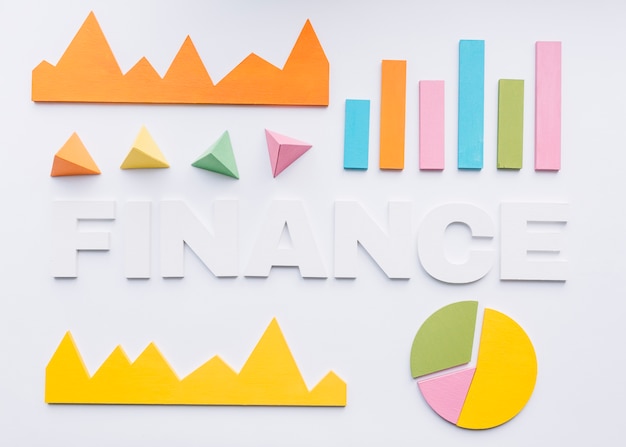 Bezpłatne zdjęcie zasięrzutny widok otaczający różnorodnymi wykresami na białym tle finanse słowo