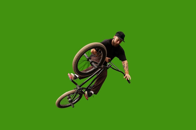 Zawodnik BMX wykonuje triki