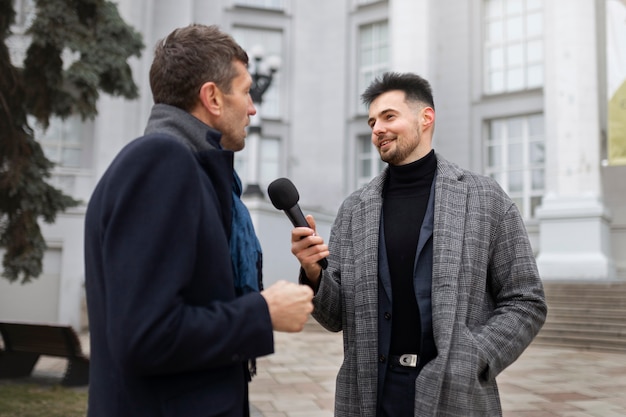 Bezpłatne zdjęcie zbliżenie na reportera biorącego udział w wywiadzie