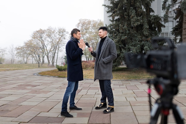 Bezpłatne zdjęcie zbliżenie na reportera biorącego udział w wywiadzie