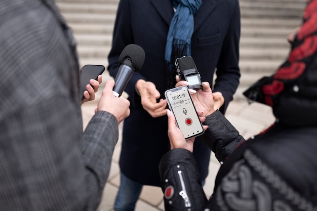 Bezpłatne zdjęcie zbliżenie na reportera biorącego udział w wywiadzie