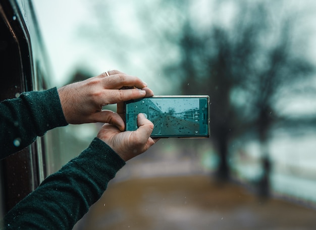 Bezpłatne zdjęcie zbliżenie osoby robienie zdjęć z telefonu