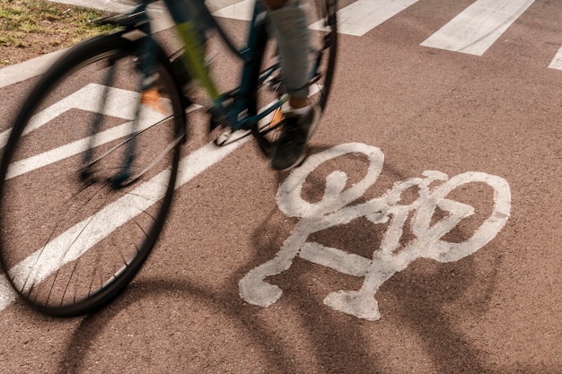 Bezpłatne zdjęcie zbliżenie pasa rowerowego na drodze