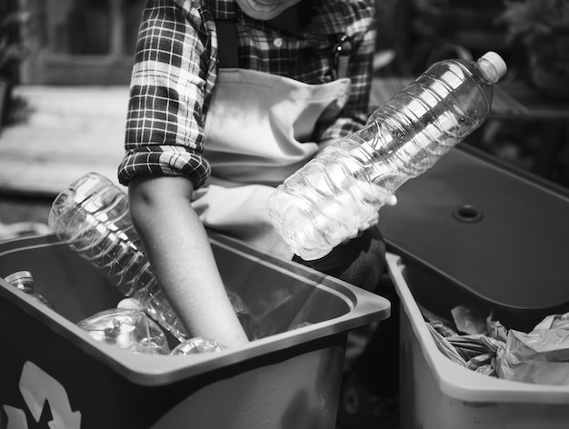 Bezpłatne zdjęcie zbliżenie ręki oddziela plastikowe butelki