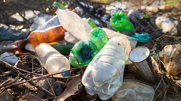 Bezpłatne zdjęcie ziemia zaśmiecona plastikowymi butelkami