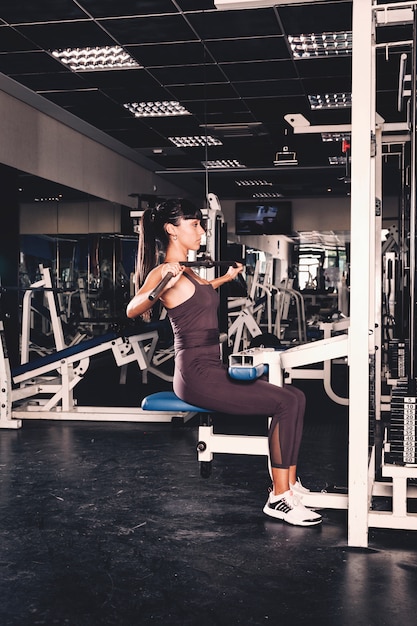 Foto gratuito addestramento della donna in palestra