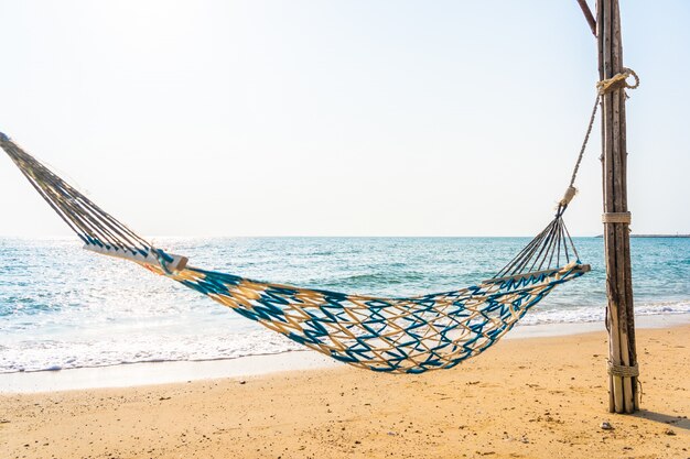 Altalena amaca vuota sulla bellissima spiaggia e mare