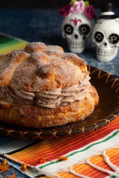 Foto gratuito angolo alto di pan de muerto con teschi