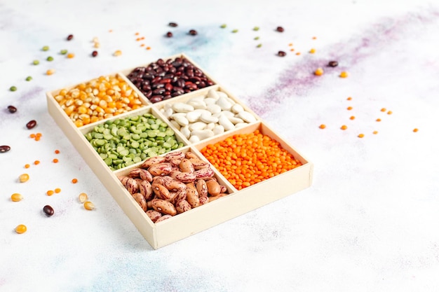 Foto gratuito assortimento di legumi e fagioli. alimento proteico vegano sano.