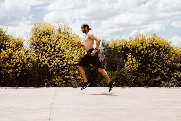 Foto gratuito atleta maschio che corre all&#39;aperto