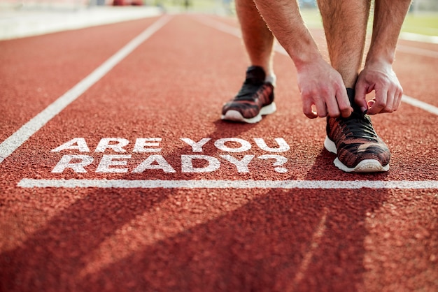 Foto gratuito atleta pronto a correre con il messaggio sei pronto?