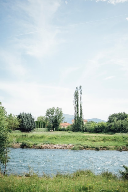 Foto gratuito attraversamento lungo fiume attraversando terreni agricoli