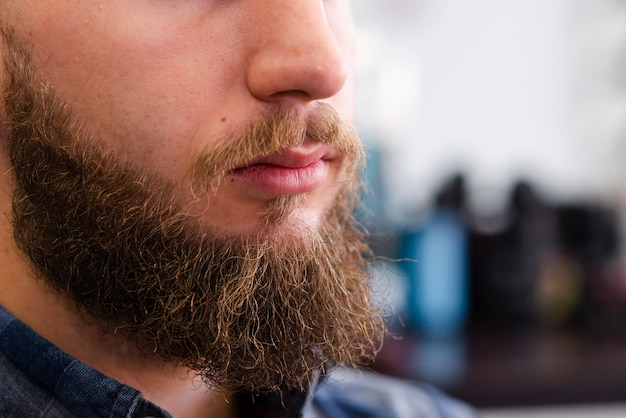 Foto gratuito barba uomo dopo aver governato il primo piano