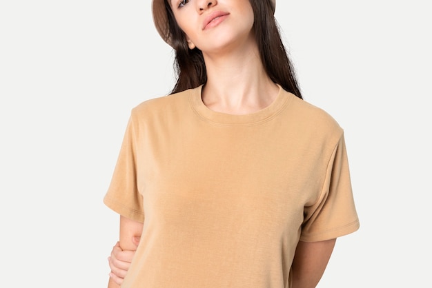 Foto gratuito bella donna in t-shirt beige di base con spazio di design