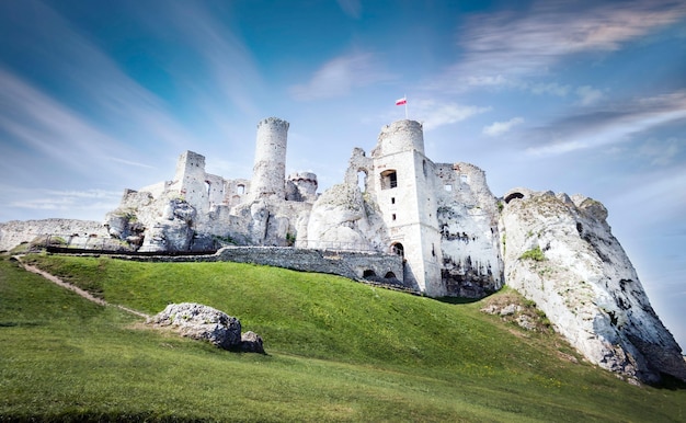 Foto gratuito bella inquadratura dal basso del castello del parco paesaggistico dei nidi delle aquile in polonia