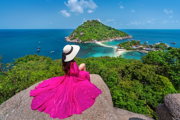 Foto gratuito bella ragazza che si siede sul punto di vista all'isola di koh nangyuan vicino all'isola di koh tao, surat thaini in thailandia