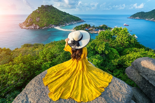 Foto gratuito bella ragazza che si siede sul punto di vista all'isola di koh nangyuan vicino all'isola di koh tao, surat thani in thailandia