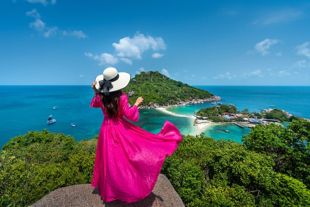 Foto gratuito bella ragazza in piedi sul punto di vista all'isola di koh nangyuan vicino all'isola di koh tao, surat thani in thailandia