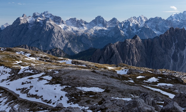 Bellissimo paesaggio delle Alpi italiane sotto il cielo nuvoloso al mattino